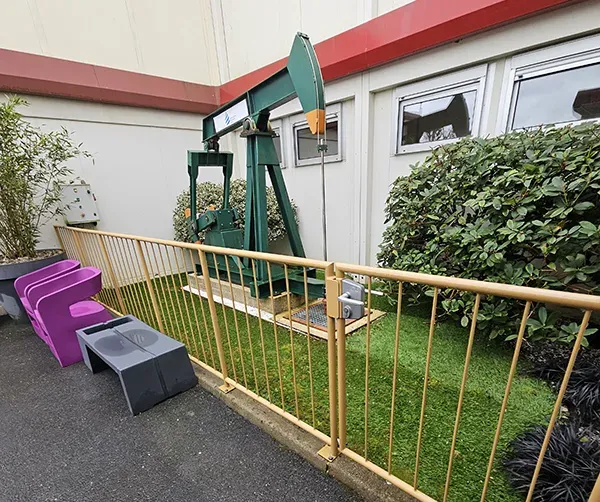 Pompe à pétrole sur de gazon